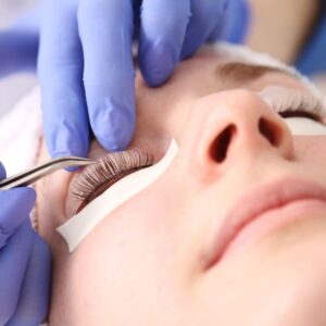 Lash lift being carried out with a lash shield