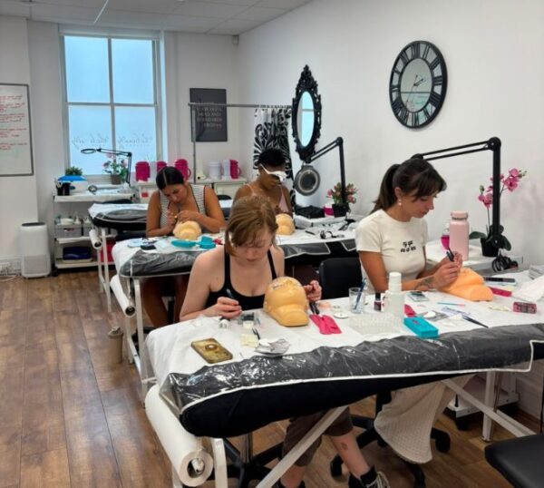 Hybrid lash training class in progress