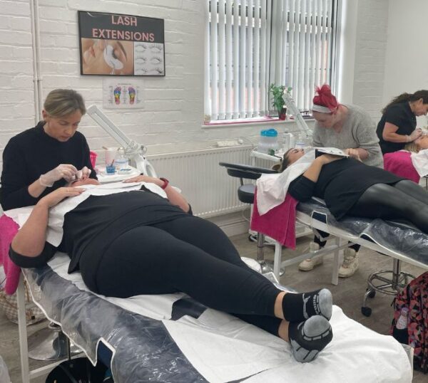 HD brows training class in progress
